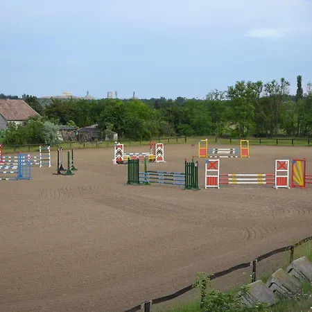 Soskuti Lovas Elmenypark Es Panzio * Soskut
